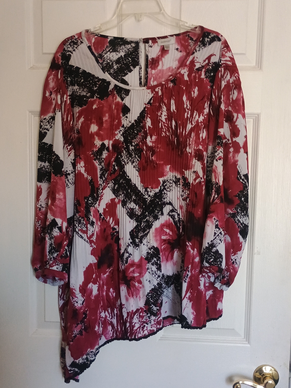 EUC Avenue Women's Red Geo Print Long Sleeve Blouse Asymmetric Hem Size 18/20